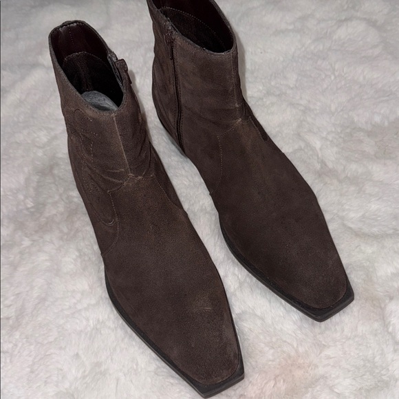 Mens size 11 brown suede ankle boots with western detail
